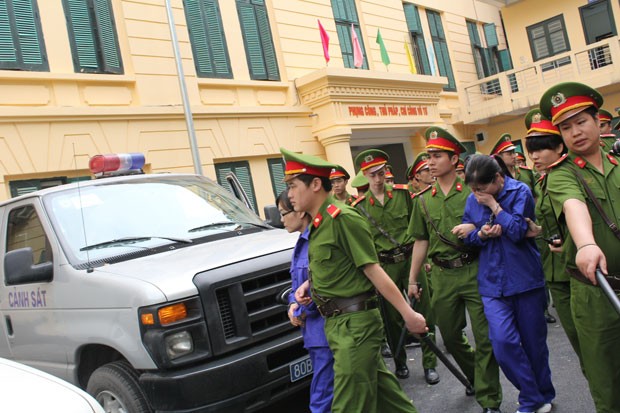 Nụ cười bí hiểm của bầu Kiên trên đường ra xe về trại giam ảnh 5